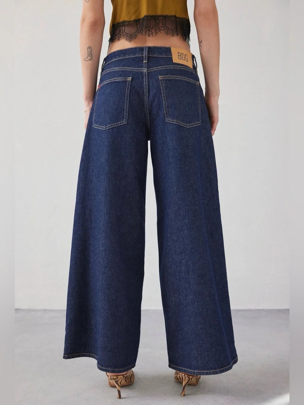 BDG Joey full length wide leg Jean baggy size 26 dark denim wash - Picture 2 of 6